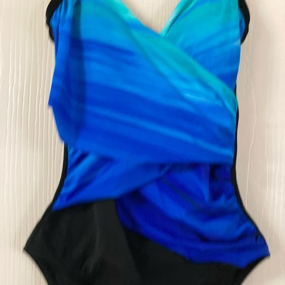 Embrace your Curves by Miracle Brands One Piece Swimsuit Small - Picture 2 of 9